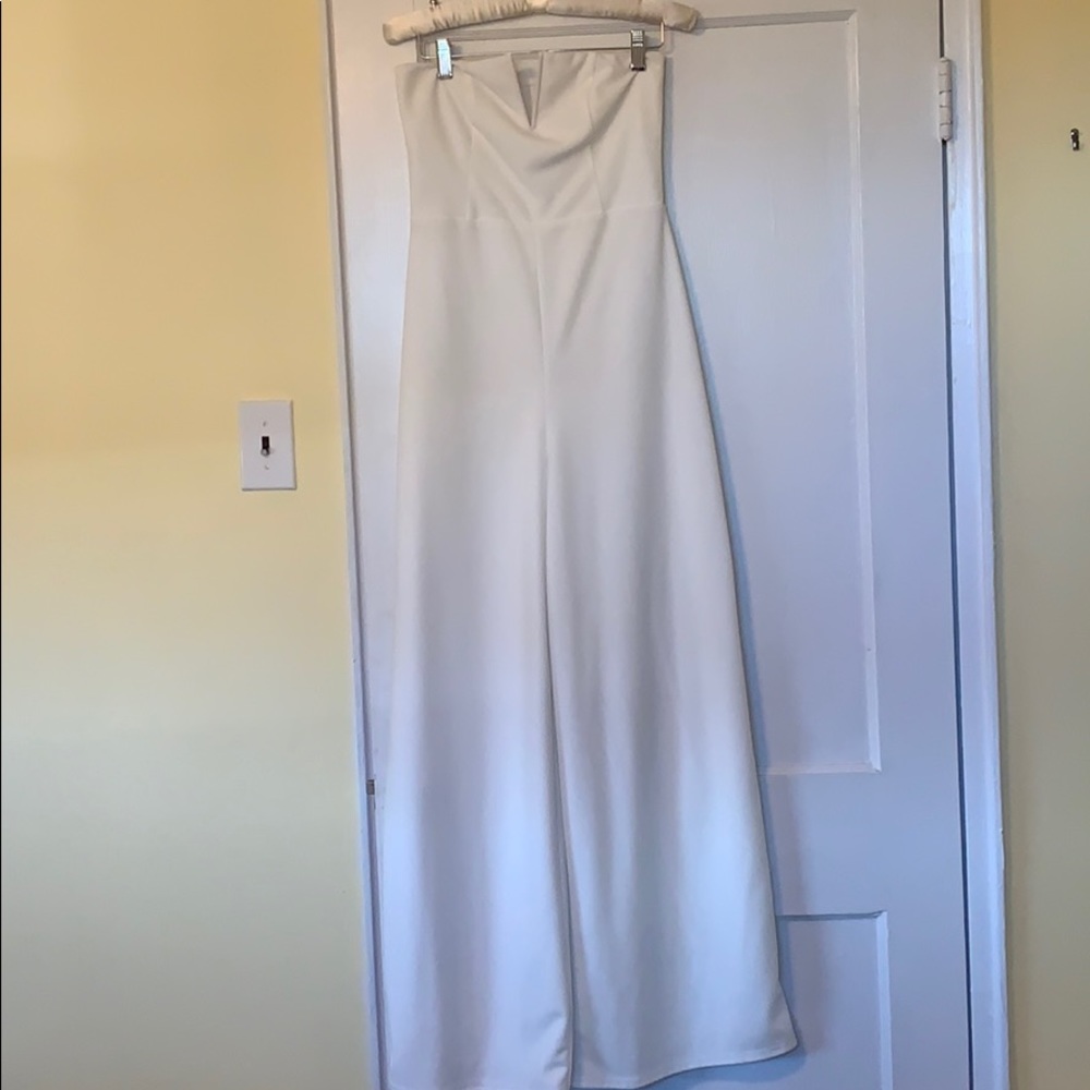 Beautiful, white kittenish wise-leg jumpsuit